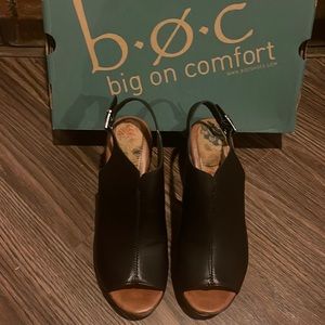 B.O.C. ‘Sheila’ Black leather faux wood peep toe ankle strap clogs sz 9